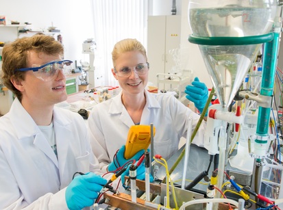 Studenten der TU Freiberg in Laborumgebung Studenten der TU Freiberg in Laborumgebung