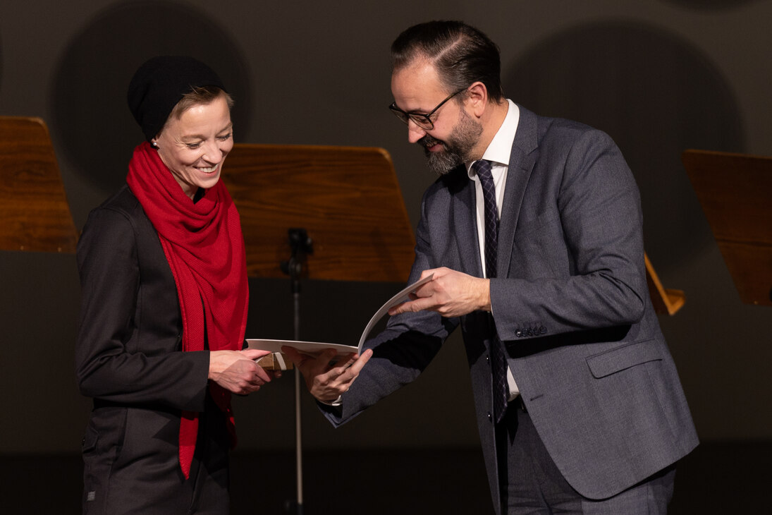 Wirtschaftsminister Sebastian Gemkow ehrt die Preisträgerin des Sächsischen Lehrpreises Frau Dr. Sylvia Jurschen