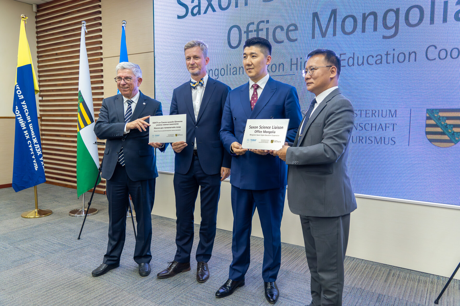 Mongolei Eröffnungszeremonie des Regionalbüros in der Mongolei. Auf dem Bild von links nach rechts: Prof. Barbknecht – Rektor TUBAF, Dr. Andreas Handschuh – Staatssekretär SMWK